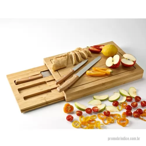Tábua para carne de madeira personalizada - Conjunto de tábuas em bambu com 3 facas inclusas. Composto por duas tábuas: a tábua exterior e a tábua interior que assume duas funcionalidades - um compartimento para três facas inclusas (faca de legumes, faca de pão, faca de cozinha) e como tábua de corte. Fornecida em caixa presente em papel kraft reciclado. Certificação EU Food Grade. A cor e o resultado da impressão nos materiais naturais pode variar entre produtos. 390 x 280 x 45 mm | Tábua exterior: 390 x 280 x 15 mm | Tábua interior: 380 x 250 x 15 mm