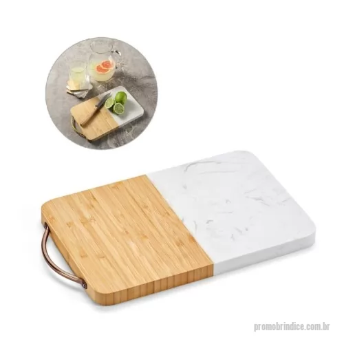 Tábua para carne de madeira personalizada - Tábua de corte em bambu e mármore em formato retangular. Contém pega metálica que facilita transporte e arrumação. Fornecido em caixa presente em papel kraft reciclado. Certificação EU Food Grade. A cor e o resultado da impressão nos materiais naturais pode variar entre produtos. 300 x 200 x 20 mm (sem pega)