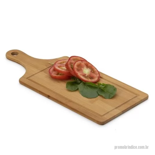 Tábua para carne de madeira personalizada - Descrição: Tábua de corte com canaleta e acesso para gancho.  Largura :  16 cm  Espessura :  1 cm  Comprimento :  39,7 cm  Medidas aproximadas para gravação (CxL):  11,5 cm x 23,5 cm  Peso aproximado (g):  348