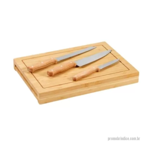 Tábua para carne de madeira personalizada - Conjunto de Tábuas em Bambu com 3 Facas Personalizado: Elegância e Praticidade para Sua Cozinha Apresentamos o Conjunto de Tábuas em Bambu com 3 Facas Personalizado, a combinação perfeita de elegância, praticidade e sustentabilidade para sua cozinha. Ideal para uso diário, como presente ou brinde especial, esse conjunto oferece tudo o que você precisa para preparar seus alimentos com estilo e eficiência.  Características Materiais naturais e sustentáveis: Confeccionado em bambu, um material natural e renovável, esse conjunto de tábuas contribui para a redução do impacto ambiental. Design elegante e funcional: Composto por duas tábuas: a tábua exterior e a tábua interior, que assume duas funcionalidades – um compartimento para três facas inclusas (faca de legumes, faca de pão, faca de cozinha) e como tábua de corte. Facas de alta qualidade: Conjunto com 3 facas inclusas, ideais para diferentes tipos de corte. Praticidade: A tábua interior funciona como um compartimento para as facas, fa