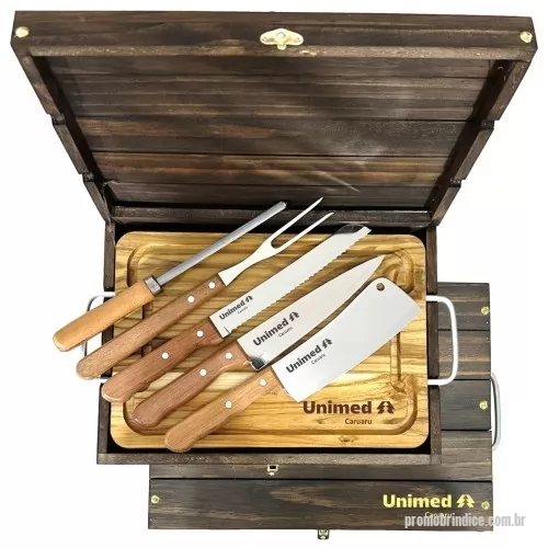 Tábua para carne de madeira personalizada - Kit tábua de churrasco em estojo de madeira envelhecida com acessórios Tramontina. Estojo, tábua e cabos confeccionados em madeira oriunda de reflorestamento. Gravação indelével da logo a laser no estojo, tábua, facas  e cutelo. Despachamos com frete pago para Sul, Sudeste e Centro Oeste.