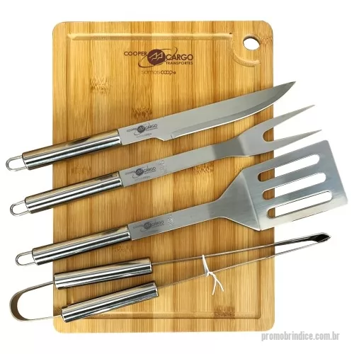 Tábua para carne de madeira personalizada - Kit Churrasco 05 Peças Com Tábua De Bambu. Gravação Da Logo A Laser Na Tábua, Faca, Garfo E Espátula. Grave Sua Marca Num Presente Para Todo A Vida. Acompanha Embalagem Para Presente Com Listras Em Marrom. Despachamos Com Frete Pago Para Sul, Sudeste E Centro Oeste