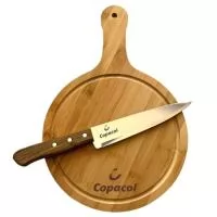 Kit tábua de bambu, garfo e faca peixeira Simonaggio. Gravação da logo a laser na tábua e na faca. Acompanha caixa para presente com listras em marrom. . Um presente tradicional, útil e durável, garantindo a visibilidade da sua marca por muitos anos. Despachamos com frete pago para regiões Sul e Sudeste.