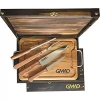 Magnífico kit para churrasco em estojo de madeira envelhecida com tábua, faca, garfo, faca desossa e chaira. Gravação indelével da logo a laser no estojo, tábua e faca. Garanta a visualização da sua marca por muitos e muitos anos com produtos brindice.com.br Acompanha caixa para presente com listras em marrom. Despachamos com frete pago para Sul, Sudeste e Centro Oeste.