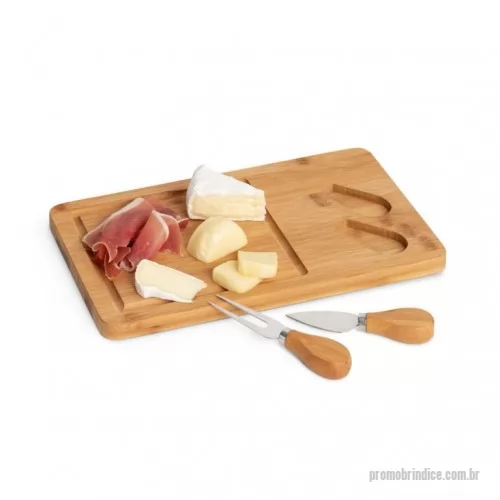Tábua para frios queijos personalizada - Tábua de queijos em bambu com 2 utensílios em bambu e aço inox. Fornecida em caixa de cartão. Food grade. 310 x 180 x 15 mm | Caixa: 316 x 186 x 25 mm