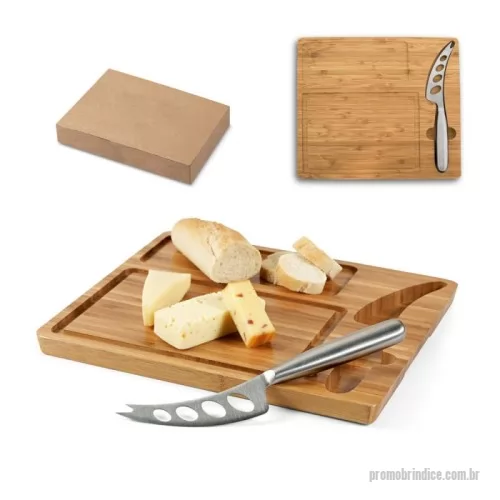Tábua para frios queijos personalizada - Tábua de queijos em bambu com faca inclusa. Fornecido em caixa presente de papel kraft reciclado. Certificação EU Food Grade. A cor e o resultado da impressão nos materiais naturais pode variar entre produtos. 300 x 260 x 15 mm | Caixa: 307 x 267 x 21 mm