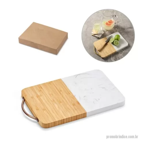 Tábua para frios queijos personalizada - Tábua de corte em bambu e mármore em formato retangular. Contém pega metálica que facilita transporte e arrumação. Fornecido em caixa presente em papel kraft reciclado. Certificação EU Food Grade. A cor e o resultado da impressão nos materiais naturais pode variar entre produtos. 300 x 200 x 20 mm (sem pega)