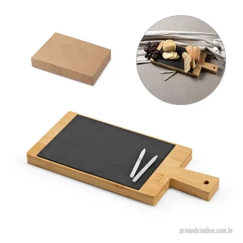 Tábua para frios queijos personalizada - Quadro em bambu com ardósia e 2 gizes inclusos. Contém pega incorporada para facilitar o transporte. Fornecido em caixa presente de papel kraft reciclado. A cor e o resultado da impressão nos materiais naturais pode variar entre produtos. 330 x 150 x