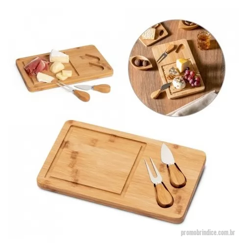 Tábua para frios queijos personalizada - Tábua de queijos em bambu com 2 utensílios em bambu e aço inox. Fornecido em caixa em papel kraft reciclado. Certificação EU Food Grade. A cor e o resultado da impressão nos materiais naturais pode variar entre produtos. 310 x 180 x 15 mm | Caixa: 31