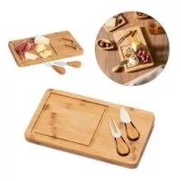 Tábua de queijos em bambu com 2 utensílios em bambu e aço inox. Fornecido em caixa em papel kraft reciclado. Certificação EU Food Grade. A cor e o resultado da impressão nos materiais naturais pode variar entre produtos. 310 x 180 x 15 mm | Caixa: 316 x 186 x 25 mm