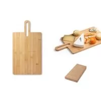 Tábua de servir em bambu com pega, de grande dimensão e de utilização versátil. Fornecido com caixa presente de papel kraft reciclado. Certificação EU Food Grade. A cor e o resultado da impressão nos materiais naturais pode variar entre produtos. 240 x 450 x 12 mm