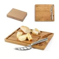 Tábua de queijos em bambu com faca inclusa. Fornecido em caixa presente de papel kraft reciclado. Certificação EU Food Grade. A cor e o resultado da impressão nos materiais naturais pode variar entre produtos. 300 x 260 x 15 mm | Caixa: 307 x 267 x 21 mm