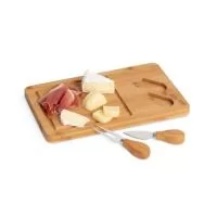 ábua de queijos em bambu com 2 utensílios em bambu e aço inox. Fornecido em caixa em papel kraft reciclado. Certificação EU Food Grade. A cor e o resultado da impressão nos materiais naturais pode variar entre produtos. 310 x 180 x 15 mm | Caixa: 316 x 186 x 25 mm