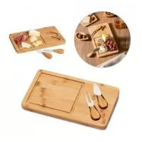 Tábua de queijos em bambu com 2 utensílios em bambu e aço inox. Fornecido em caixa em papel kraft reciclado. Certificação EU Food Grade. A cor e o resultado da impressão nos materiais naturais pode variar entre produtos. 310 x 180 x 15 mm | Caixa: 31