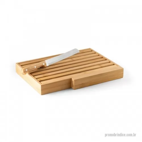 Tábua para pão personalizada - Tábua para pão em bambu com faca em aço inox. Grelha removível para fácil remoção de migalhas. Fornecido em caixa presente em papel kraft. 350 x 250 x 40 mm