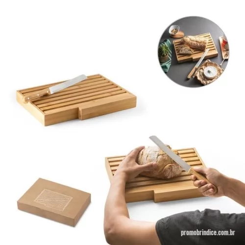 Tábua para pão personalizada - Tábua para pão em bambu com faca em aço inox. Grelha removível para fácil remoção de migalhas. Fornecido em caixa presente de papel kraft reciclado. Certificação EU Food Grade. A cor e o resultado da impressão nos materiais naturais pode variar entre produtos.