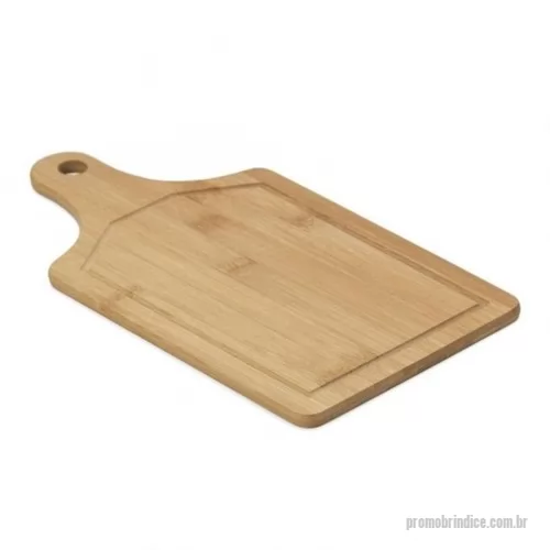 Tábua personalizada - Tábua de corte em madeira com canaleta e acesso para gancho é uma opção elegante e funcional para preparar alimentos de forma segura e higiênica. Com uma canaleta para capturar líquidos e resíduos, evita bagunça na cozinha. Além disso, conta com um gancho para fácil armazenamento, otimizando espaço na cozinha. Feita em madeira resistente e durável, é uma escolha clássica para quem busca praticidade e sofisticação na cozinha.