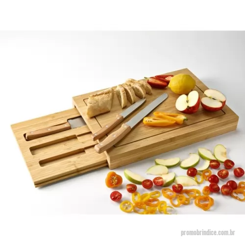 Tábua personalizada - Conjunto de tábuas em bambu com 3 facas inclusas. Composto por duas tábuas: a tábua exterior e a tábua interior que assume duas funcionalidades - um compartimento para três facas inclusas (faca de legumes, faca de pão, faca de cozinha) e como tábua de corte. Fornecida em caixa presente em papel kraft reciclado.
