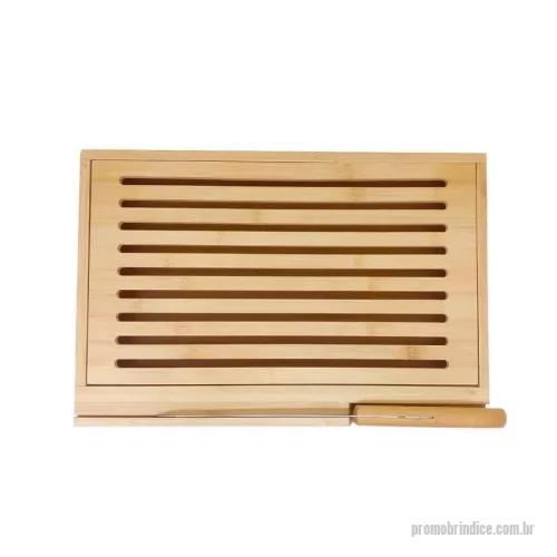 Tábua personalizada - Migalheira Em Bambu Com Faca Verona - 2 Pçs Confeccionada em bambu, possui grelha removível para melhor recolher as migalhas e uma faca 7” para pão com cabo em bambu e lâmina em aço Inox com rebites resistentes, que se encaixa perfeitamente na lateral da base. Personalização a laser na migalheira e na lâmina da faca