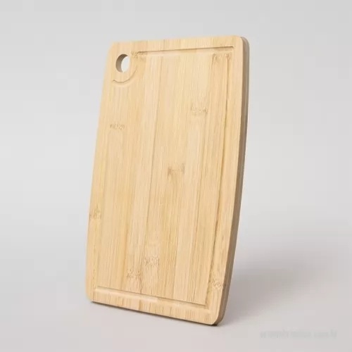 Tábua personalizada - Nossa tábua de corte em bambu é resistente e conta com uma canaleta que evita o desperdício de líquidos, mantendo a bancada sempre limpa. Possui furo lateral, que facilita o manuseio e também permite pendurá-la, otimizando espaço. Além de funcional, seu design natural traz um toque sofisticado para qualquer ambiente. Perfeita para cortar carnes, frutas e legumes, essa tábua é a escolha ideal para quem valoriza qualidade e praticidade na cozinha! 