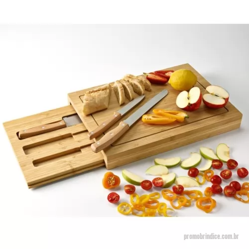 Tábua personalizada - Conjunto de tábuas em bambu com 3 facas inclusas. Composto por duas tábuas: a tábua exterior e a tábua interior que assume duas funcionalidades - um compartimento para três facas inclusas (faca de legumes, faca de pão, faca de cozinha) e como tábua de corte. Fornecida em caixa presente de papel kraft reciclado. Certificação EU Food Grade. A cor e o resultado da impressão nos materiais naturais pode variar entre produtos. 390 x 280 x 45 mm | Tábua exterior: 390 x 280 x 15 mm | Tábua interior: 380 x 250 x 15 mm