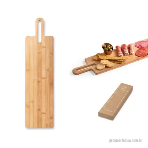 Tábua personalizada - Tábua de servir em bambu com pega, de grande dimensão e de utilização versátil. Fornecido em caixa presente de papel kraft reciclado. Certificação EU Food Grade. A cor e o resultado da impressão nos materiais naturais pode variar entre produtos. 600 x 155 x 12 mm Apropriado para comida Fornecido em caixa de oferta Our nature