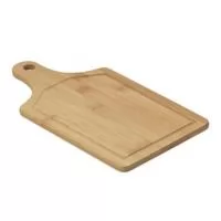 Tábua de corte em madeira com canaleta e acesso para gancho é uma opção elegante e funcional para preparar alimentos de forma segura e higiênica. Com uma canaleta para capturar líquidos e resíduos, evita bagunça na cozinha. Além disso, conta com um gancho para fácil armazenamento, otimizando espaço na cozinha. Feita em madeira resistente e durável, é uma escolha clássica para quem busca praticidade e sofisticação na cozinha.