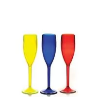 Taças personalizadas para casamento com grande variedade de cores, durável, com ótimo custo e boa área para personalizar a logomarca. É o brinde ideal para presentear para seu evento