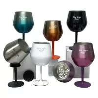 Taça térmica 420ml 2 em 1 com fundo prismático e base destacável. Disponível em diversas cores, pode ser utilizada como taça ou copo. Gravação indelével da logo a laser. Marque sua logomarca num presente útil, inovador, elegante e durável. Despachamos com frete pago para Sul, Sudeste e Centro Oeste.