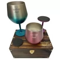 Kit de taças térmicas em estojo de madeira, disponível em diversas combinações de cores. Taças prismáticas, com base destacável, podendo se transformar em copos. Personalização da logo a laser nas taças e no estojo. Despachamos com frete pago para Sul, Sudeste e Centro Oeste.