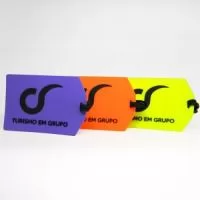 Chaveiro Emborrachado, Gravação em Alto relevo com a logo do cliente. Desenvolvimento de formato específico. Acabamento em cordão de nylon e argola (ou em corrente metálica e argola).