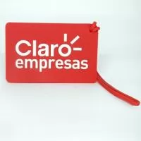 Chaveiro Emborrachado, Gravação em Alto relevo com a logo do cliente. Desenvolvimento de formato específico. Acabamento em cordão de nylon e argola (ou em corrente metálica e argola).