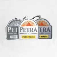 Tag Emborrachado, Gravação em Alto relevo com a logo do cliente. Desenvolvimento de formato específico. Acabamento em cordão  emborrachado