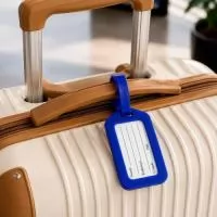 Tag Identificador de Bagagem Personalizado  Prática, leve e ideal para viagens, a Tag Identificadora de Bagagem facilita a identificação das malas e ainda oferece uma ótima oportunidade para divulgar sua marca.  Confeccionada em polipropileno (PP), possui etiqueta interna removível em papel cartão para preenchimento dos dados e alça lateral em PVC para fixação na bagagem.