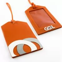 Tag Emborrachado, para mala ou mochila, ideal para viagem. Gravação em alto relevo, ou cromia, com a logo do cliente, podendo ser desenvolvido formato específico.