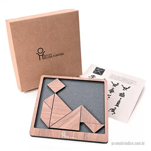 Tangram personalizado - Quebra cabeça quadrado cortado em MDF certificado pela FSC, com espessura de 6 mm. Embalado em caixa de papel kraft 300 g e berço com elástico. Personalização na tampa da caixa e no Tangram em silkscreen 1 cor. Medidas: Quebra cabeça com moldura18 x 18 cm, sem moldura 16,7 x 15,5 cm e a caixa com 19,4 x 19,4 x 5,8 cm. Acompanha lâmina de instruções..
