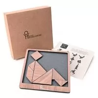 Quebra cabeça quadrado cortado em MDF certificado pela FSC, com espessura de 6 mm. Embalado em caixa de papel kraft 300 g e berço com elástico. Personalização na tampa da caixa e no Tangram em silkscreen 1 cor. Medidas: Quebra cabeça com moldura18 x 18 cm, sem moldura 16,7 x 15,5 cm e a caixa com 19,4 x 19,4 x 5,8 cm. Acompanha lâmina de instruções..