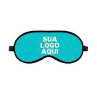 A Máscara Tapa Olho Personalizada é feita em algodão/poliéster (neoplex), garantindo leveza, flexibilidade e conforto para suas noites de sono ou viagens. Ideal para inibir luzes indesejáveis e proporcionar descanso de qualidade, é perfeita para uso pessoal ou como lembrança especial em eventos.  Com design ajustável e material macio, oferece praticidade e bem-estar, além da possibilidade de personalização com a identidade visual da sua marca. Um brinde criativo que une funcionalidade e estilo, ideal para festas do pijama, aniversários, ações promocionais e brindes corporativos.