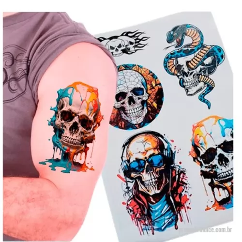 Tatuagem personalizado - Tatuagem Temporária Personalizada – Sua Arte, Seu Estilo! IMPORTANTE: Nossa impressão não aplica cor branca – qualquer área branca no arquivo ficará transparente. Cores claras podem perder visibilidade, por isso recomendamos cores escuras.  Especificações:  Área de impressão: 19 x 27 cm (considere 1 cm de margem nas extremidades). Duração: Em média 3 dias, dependendo do local e atrito. Cores disponíveis: preto, cinza e colorido (sem efeito metálico, Neon, Glitter ou branco).  Como funciona?  Antes da compra: prepare sua cartela de tatuagens no tamanho 19 x 27 cm, com pelo menos 5mm de espaço entre cada arte. Após a compra: envie seu arquivo em PNG ou PDF com fundo branco, ou transparente. Não criamos a arte. Nós cuidamos do espelhamento, então envie sua imagem na posição normal de leitura. A cartela será impressa exatamente como enviada – verifique a qualidade da resolução antes de enviar. Prazo de produção: até 1 dia útil.  ATENÇÃO: Por se tratar de um produto personalizado, não aceit