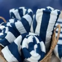Toalha de banho 100% algodão, listrada na cor azul ,personalizada com bordado.