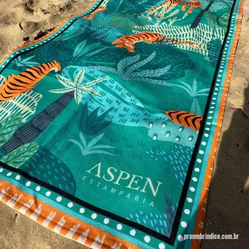 Toalha de praia personalizada - Estampa total 280g. Toalha de praia 140x70, 280 g/m², 70% algodão e 30% poliéster, com estampa total sem limite de cores. Toque macio e alta absorção. Também em 210 g/m². Para ações de verão, clubes, hotéis, academias e presentes para clientes. Pedido mínimo: 30 peças. Peso aproximado: 275 g por peça. Arte criada pelo nosso estúdio, sem custo no pedido fechado. Fábrica própria no Rio de Janeiro e envio para todo o Brasil. Prazo a partir de 15 dias úteis após a aprovação da arte e o pagamento.