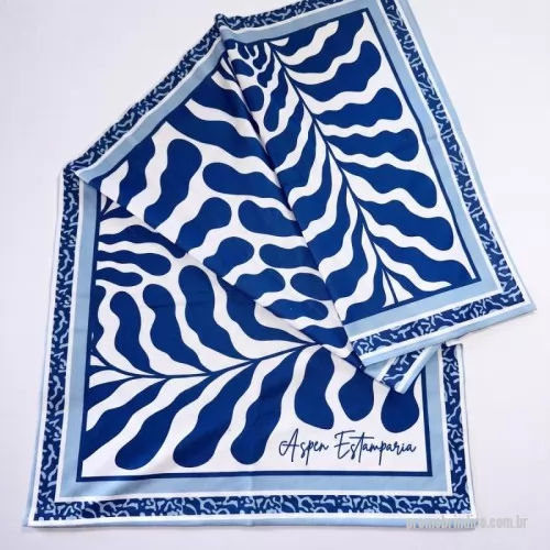 Toalha de praia personalizada - Arte exclusiva 280g. Nosso estúdio cria a estampa da toalha a partir da identidade visual da sua marca, sem custo no pedido fechado. Toalha de praia 140x70, 280 g/m², com estampa total sem limite de cores. A mesma arte pode virar canga, bolsa e lenço, e formar uma coleção. Para marcas, hotéis e ações de verão com assinatura própria. Pedido mínimo: 30 peças. Fábrica própria no Rio de Janeiro e envio para todo o Brasil. Prazo a partir de 15 dias úteis após a aprovação da arte e o pagamento.