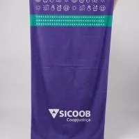 Estampa total 210g. Toalha de praia 140x70, 210 g/m², 70% algodão e 30% poliéster: mais leve e com melhor custo por peça. Estampa total sem limite de cores. Também em 280 g/m². Para eventos, Carnaval, kits de verão e ações de grande volume. Pedido mínimo: 30 peças. Peso aproximado: 205 g por peça. Arte criada pelo nosso estúdio, sem custo no pedido fechado. Fábrica própria no Rio de Janeiro e envio para todo o Brasil. Prazo a partir de 15 dias úteis após a aprovação da arte e o pagamento.