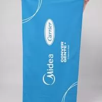300 toalhas 140x70. Tabela por volume da toalha de praia 210 g/m² com estampa total sem limite de cores. 300 peças: R$ 36,90 cada; 500 peças: R$ 33,90; 1.000 peças: R$ 31,90. Para quantidades menores, a partir de 30 peças, peça o orçamento. Valores por peça, frete à parte, confirmados no orçamento. Arte criada pelo nosso estúdio, sem custo no pedido fechado. Fábrica própria no Rio de Janeiro e envio para todo o Brasil. Prazo a partir de 15 dias úteis após a aprovação da arte e o pagamento.