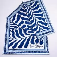 Arte exclusiva 280g. Nosso estúdio cria a estampa da toalha a partir da identidade visual da sua marca, sem custo no pedido fechado. Toalha de praia 140x70, 280 g/m², com estampa total sem limite de cores. A mesma arte pode virar canga, bolsa e lenço, e formar uma coleção. Para marcas, hotéis e ações de verão com assinatura própria. Pedido mínimo: 30 peças. Fábrica própria no Rio de Janeiro e envio para todo o Brasil. Prazo a partir de 15 dias úteis após a aprovação da arte e o pagamento.