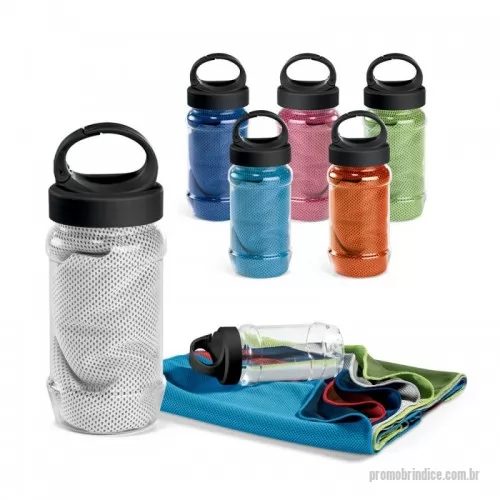 Toalha fitness personalizada - Kit toalha e garrafa. Toalha para esporte em poliamida e poliéster. Toalha refrescante, quando molhada permanece fria durante horas. Se aquecer, basta balançar reativando sua frescura. Reutilizável e lavável à máquina. Garrafa em PP e PET com mosquetão incluso (food grade). Capacidade até 440 ml. Toalha: 300 x 800 mm | Garrafa: ø65 x 183 mm