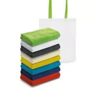 Toalha de praia em microfibra é leve e macia, com uma densidade de 250 g/m². Ideal para ser usada na praia, ela vem acompanhada de uma sacola em non-woven com 80 g/m² para fácil transporte. Perfeita para quem busca praticidade e conforto em um único produto.