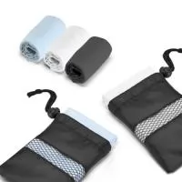 Toalha para Esporte em Microfibra oferece praticidade e leveza, ideal para facilitar o transporte durante atividades esportivas. Com uma composição de microfibra de 210 g/m², garante elevada absorção e secagem rápida. Acompanhada por uma bolsa em 190T, a toalha em si possui generosas medidas de 400x800mm. Uma escolha conveniente para manter-se seco e confortável durante seus exercícios, sendo fácil de carregar e eficiente na absorção de umidade.