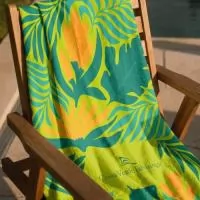 Toalha de praia 280g. Toalha 140x70, 280 g/m², 70% algodão e 30% poliéster, com estampa total sem limite de cores. Também em 210 g/m². Para ações de verão, academias, clubes e presentes. Pedido mínimo: 30 peças. Arte criada pelo nosso estúdio, sem custo no pedido fechado. Fábrica própria no Rio de Janeiro e envio para todo o Brasil. Prazo a partir de 15 dias úteis após a aprovação da arte e o pagamento.
