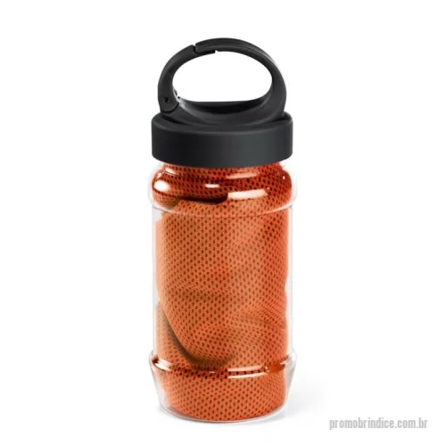 Toalha refrescante personalizada - Conjunto composto por uma toalha e garrafa. A toalha para esporte, em poliamida e poliéster, quando molhada permanece fria durante horas. Se aquecer, basta balançar reativando sua frescura. Reutilizável e lavável à máquina. Garrafa em PP e PET com mosquetão incluso. Capacidade até 440 mL. Caixa branca 94653 vendida opcionalmente. Certificação EU Food Grade. Toalha: 300 x 800 mm | Garrafa: ø65 x 183 mm